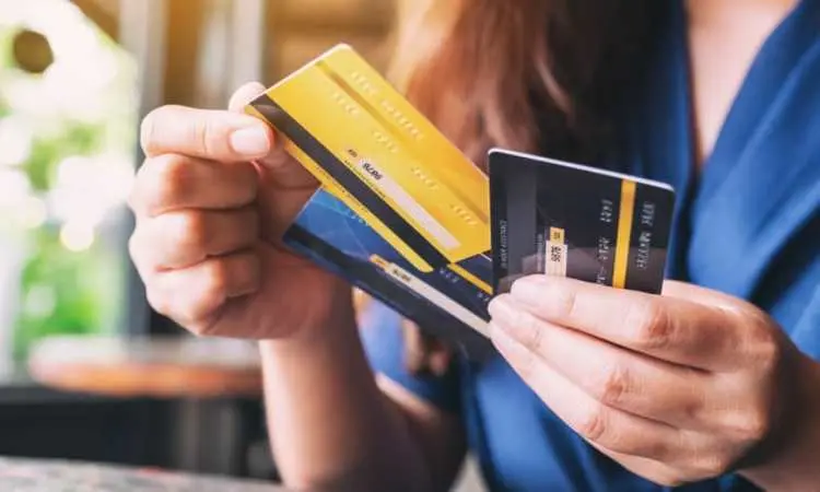 The Difference Between Credit Cards and Debit Cards: Which One Should You Use?
